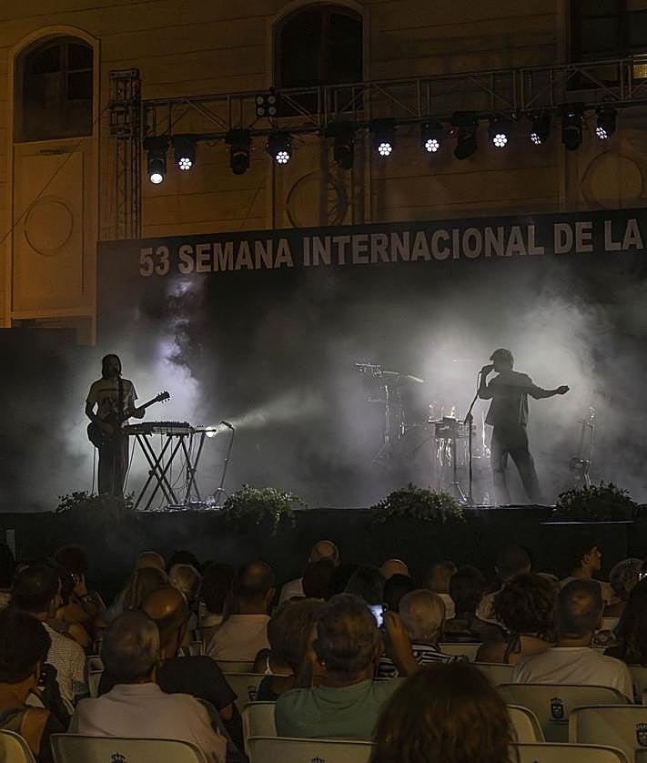 Imagen secundaria 2 - Puebla destaca el papel de Los Alcázares como «cuna de tradiciones» en el pregón de la Semana de la Huerta y el Mar