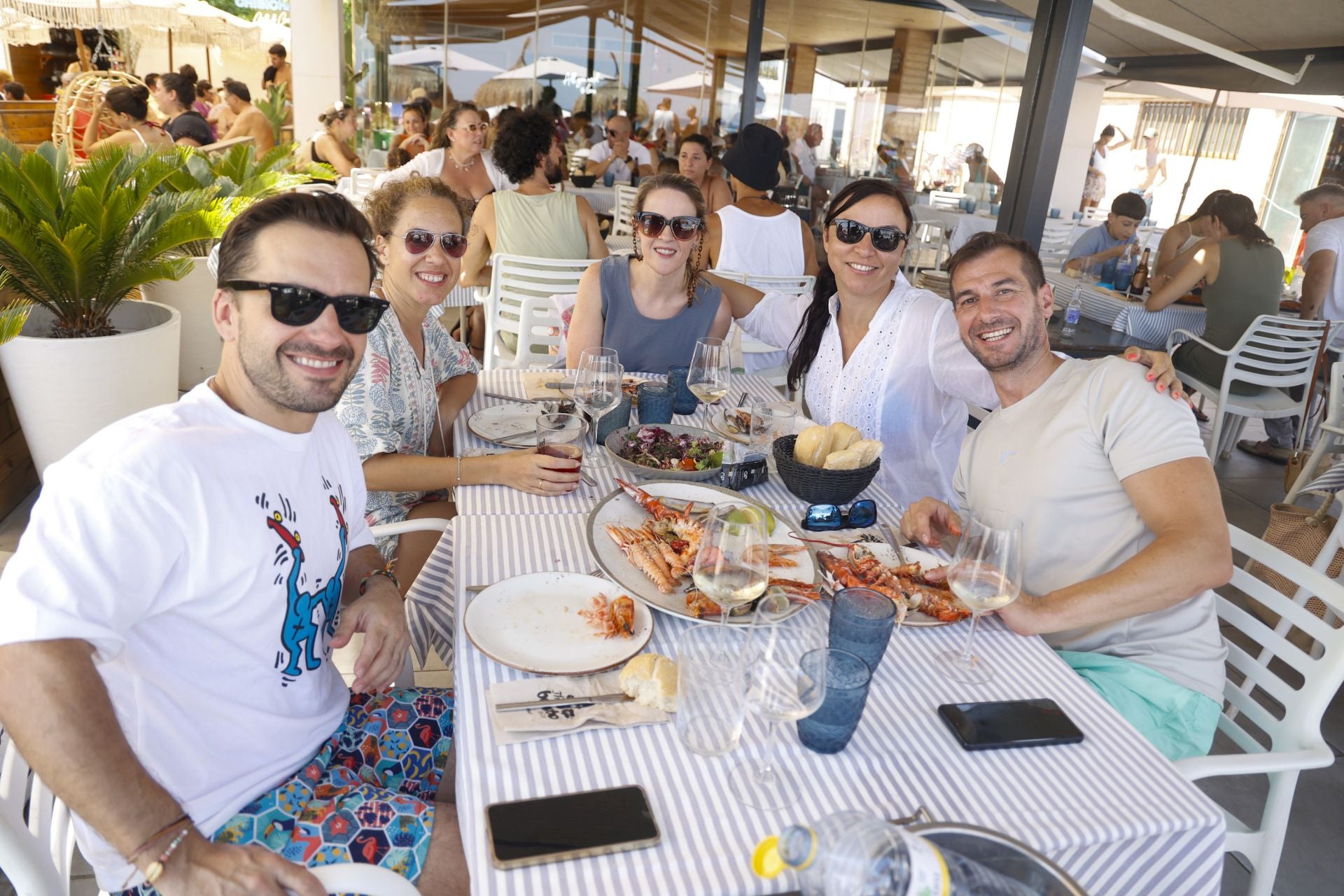 En imágenes, las playas de La Manga y Cabo de Palos se llenan en el puente de agosto