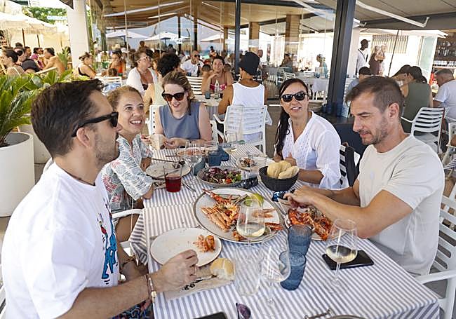 Irene Díaz y su marido Álex (izq.), de Guadalajara, comparten marisco con sus amigos.
