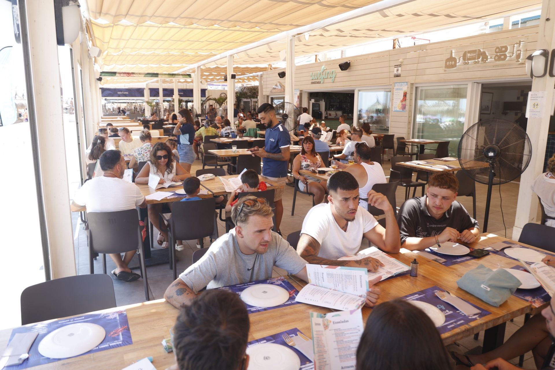 En imágenes, las playas de La Manga y Cabo de Palos se llenan en el puente de agosto