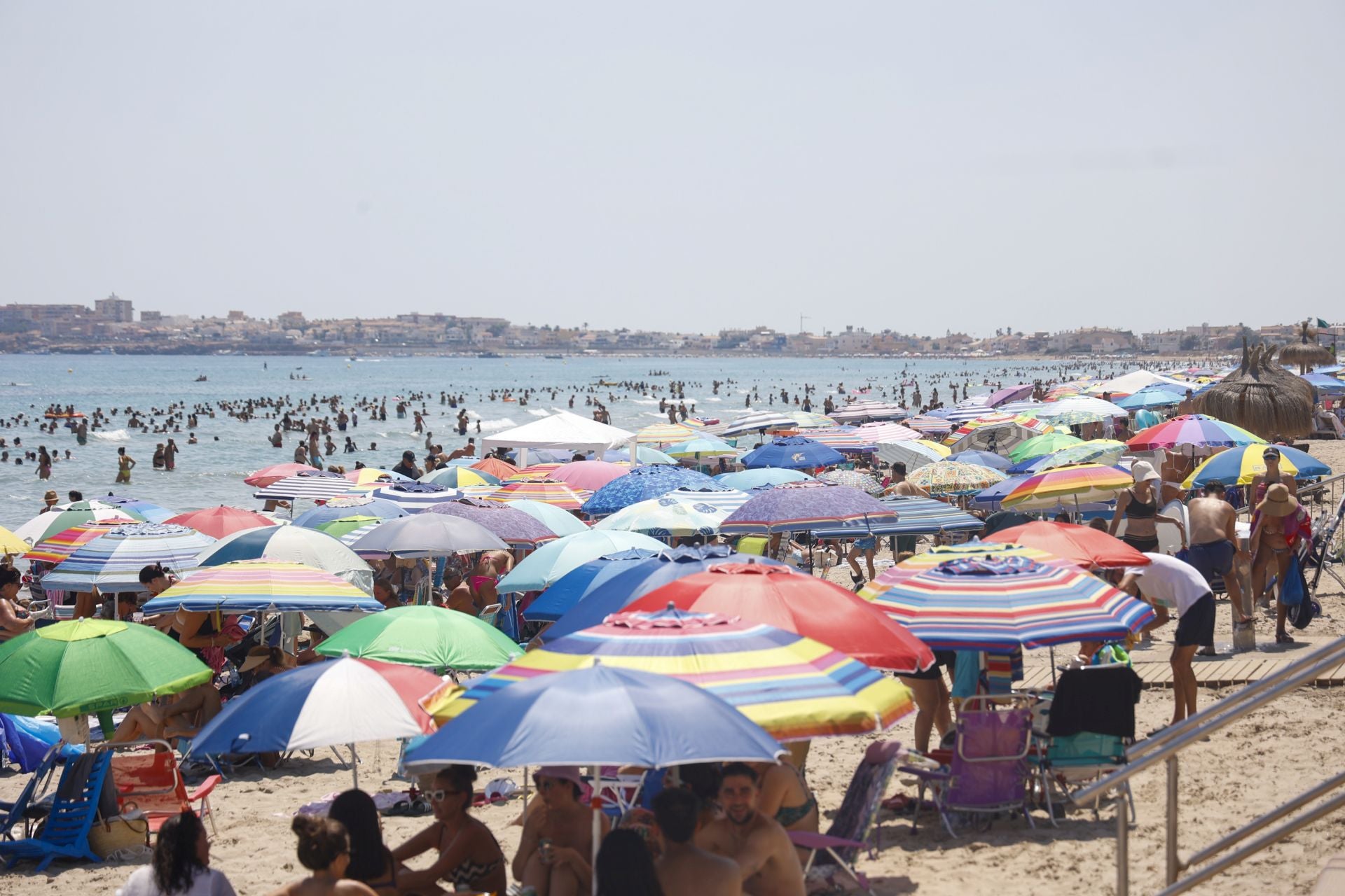 En imágenes, las playas de La Manga y Cabo de Palos se llenan en el puente de agosto