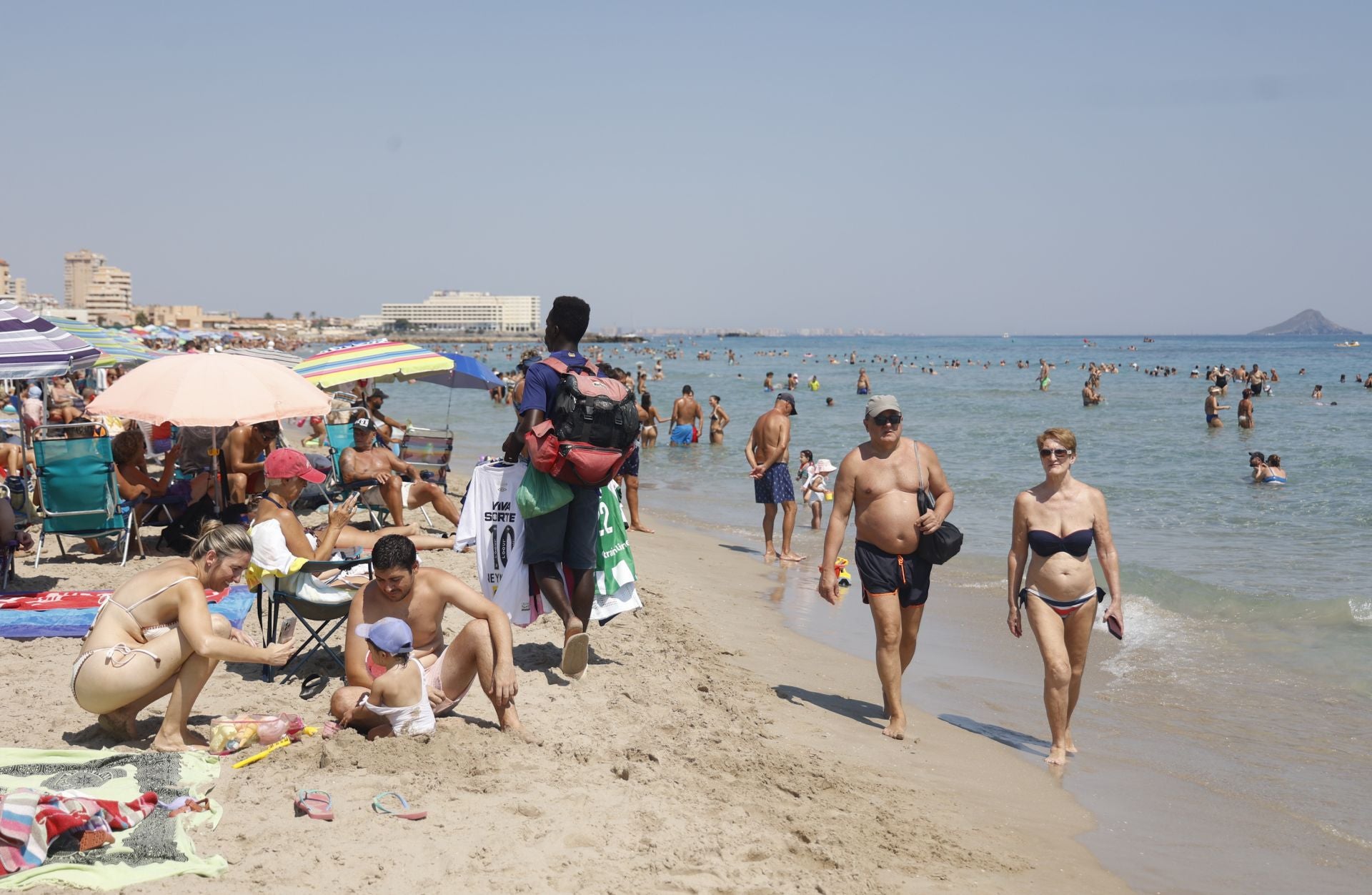 En imágenes, las playas de La Manga y Cabo de Palos se llenan en el puente de agosto