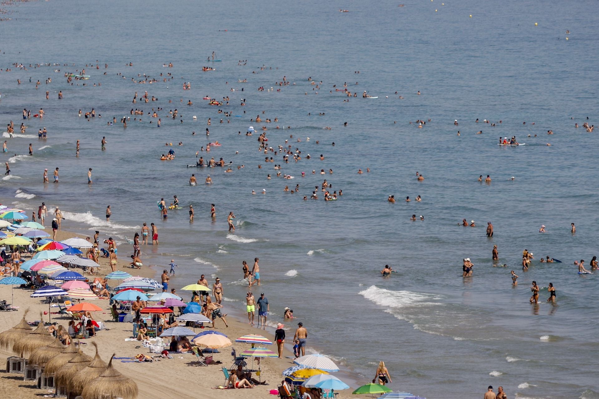 En imágenes, las playas de La Manga y Cabo de Palos se llenan en el puente de agosto