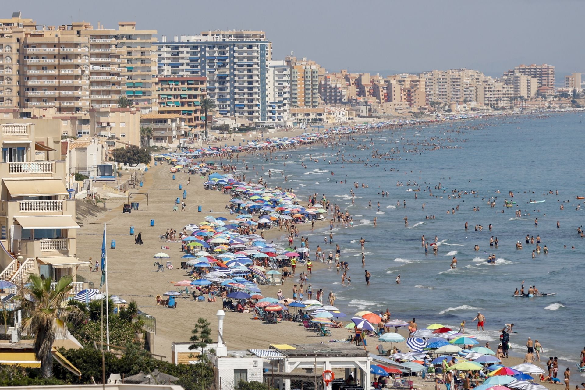 En imágenes, las playas de La Manga y Cabo de Palos se llenan en el puente de agosto