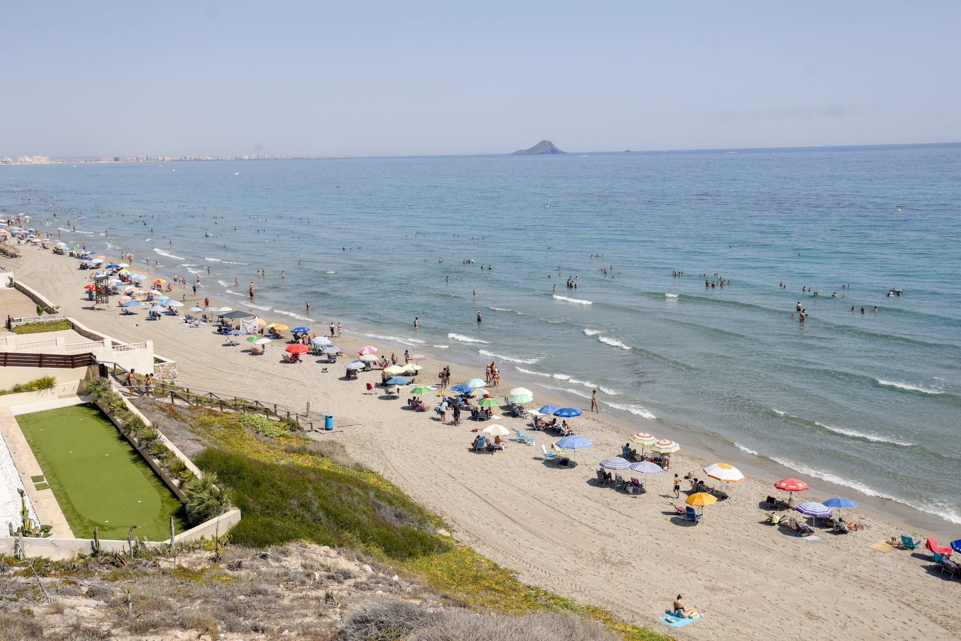 En imágenes, las playas de La Manga y Cabo de Palos se llenan en el puente de agosto