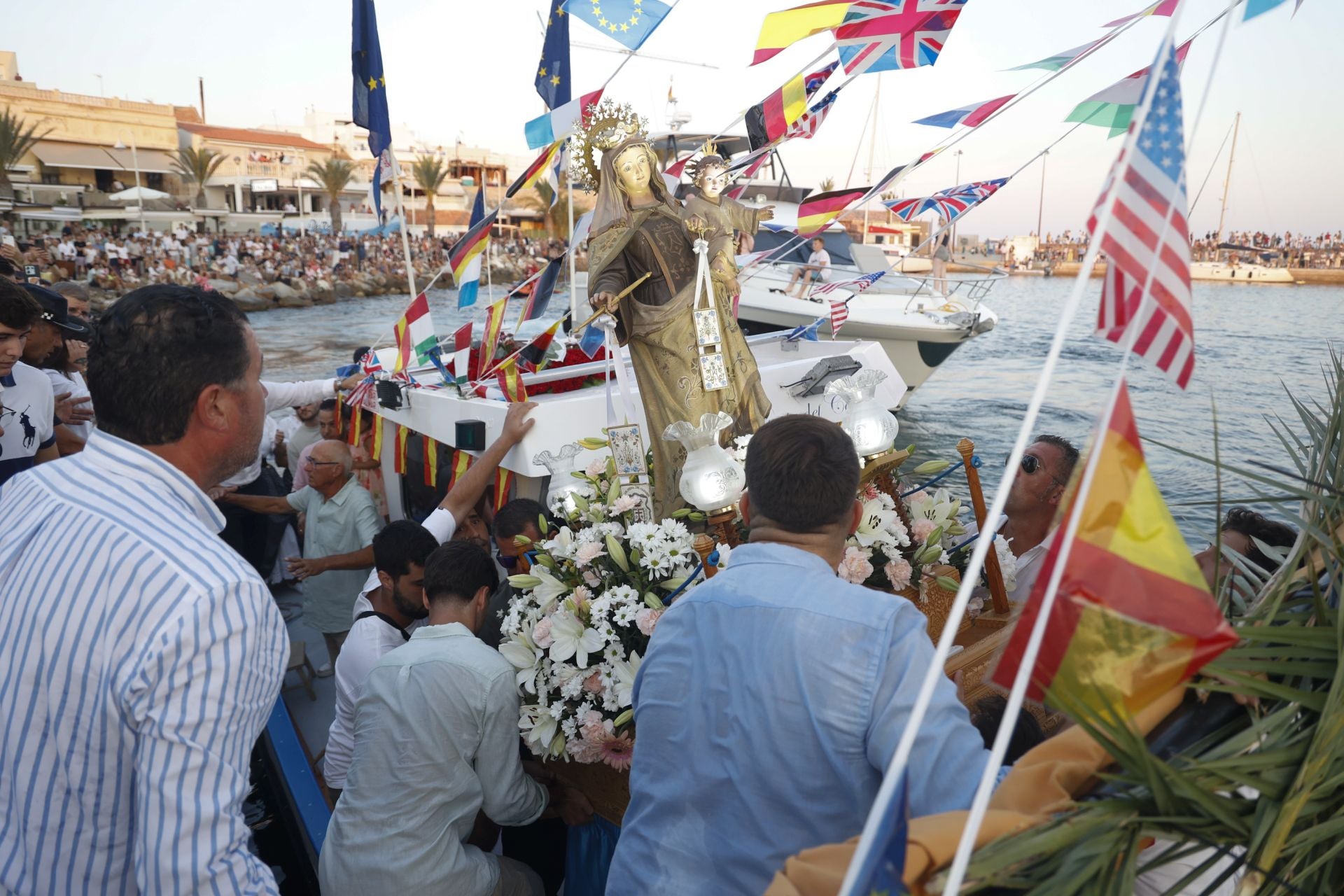 En imágenes, procesiones de la Virgen de La Asunción en Los Alcázares, Cabo de Palos y Los Nietos