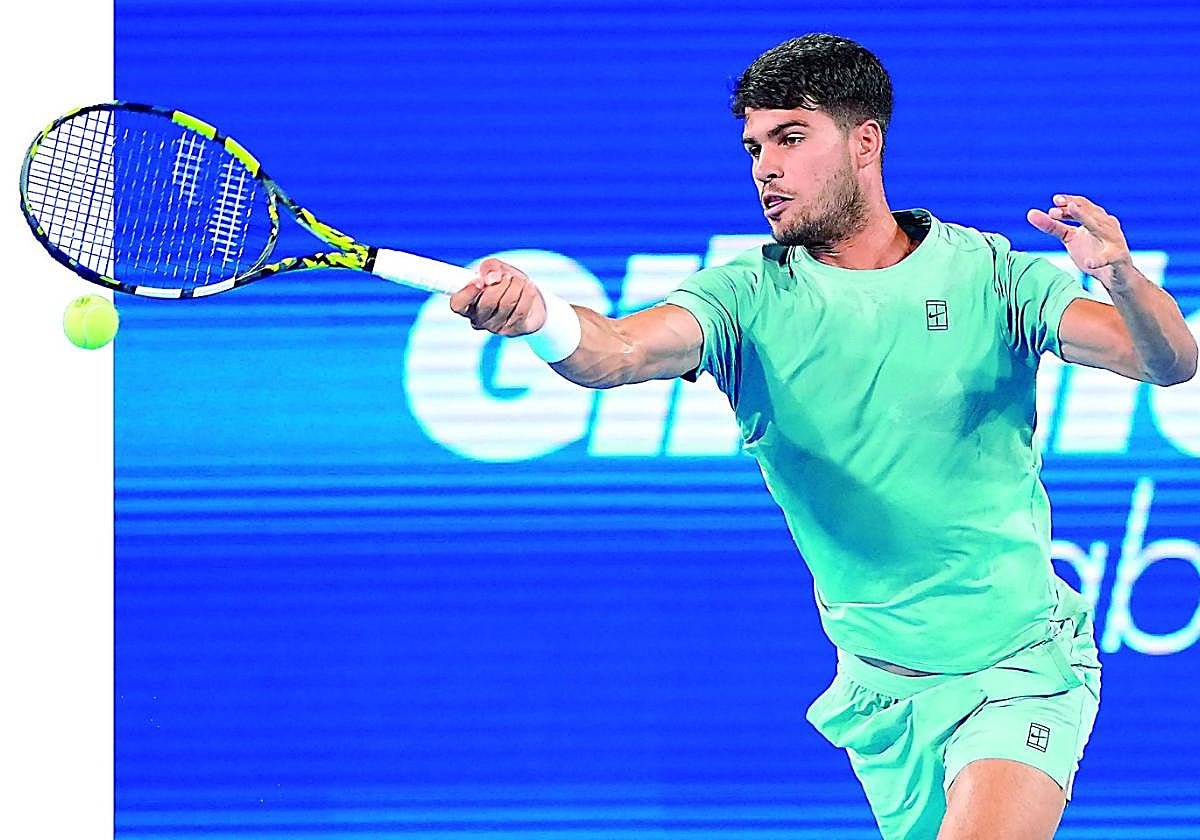 Carlos Alcaraz golpea la bola en el choque frente al italiano Nardi que se disputó en la madrugada del pasado miércoles.