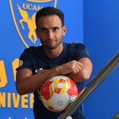 Juanma Bravo, el pasado miércoles, posando en las oficinas del UCAM CF sobre un balón.