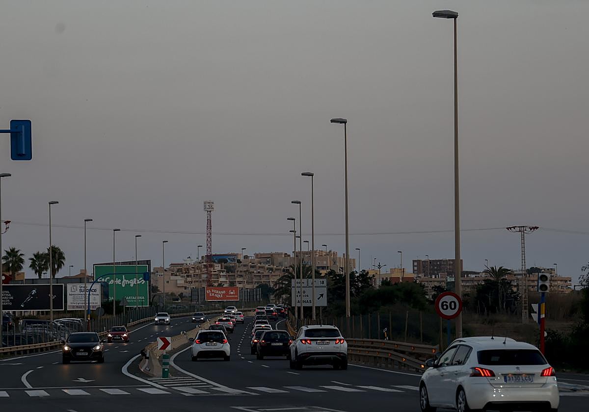Farolas apagadas en la RM-12, junto a la salida en dirección hacia Cabo de Palos, en una fotografía de este viernes.