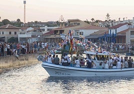 La imagen de la Virgen de La Asunción, este viernes al atardecer en una embarcación, durante la procesión marítima de Cabo de Palos