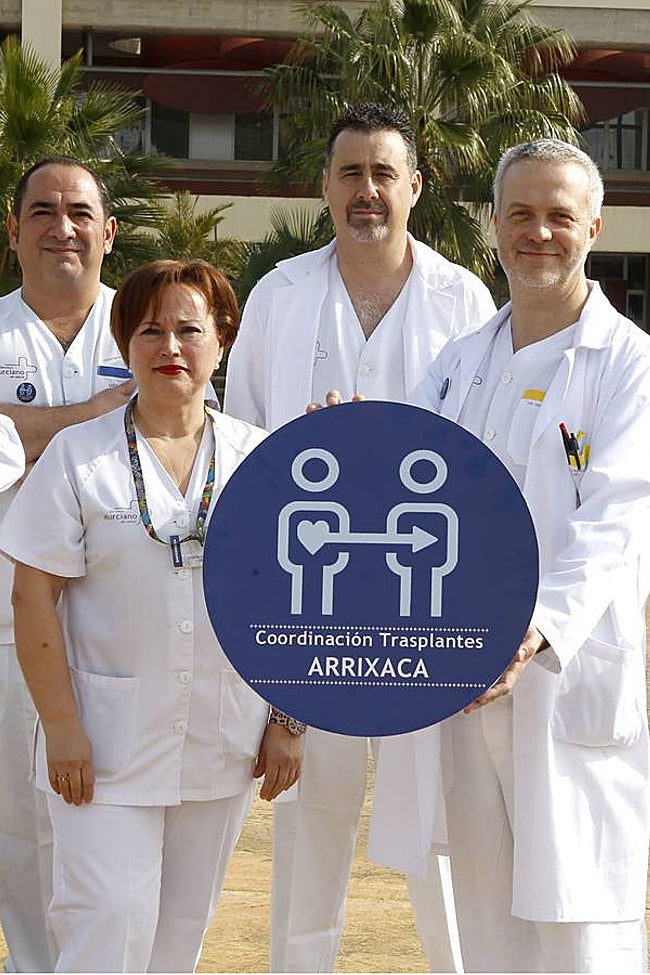 Mario Royo-Villanova (derecha) junto a otros miembros del programa de trasplantes de La Arrixaca, en una imagen de archivo.