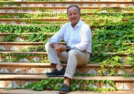 Antonio Ballester, en el jardín de su vivienda de Campoamor.