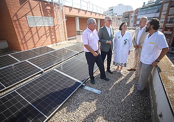 El consejero de Salud, Juan José Pedreño (segundo por la izquierda) esta semana en la presentación de los nuevos paneles solares en el centro de salud de El Carmen, en Murcia.