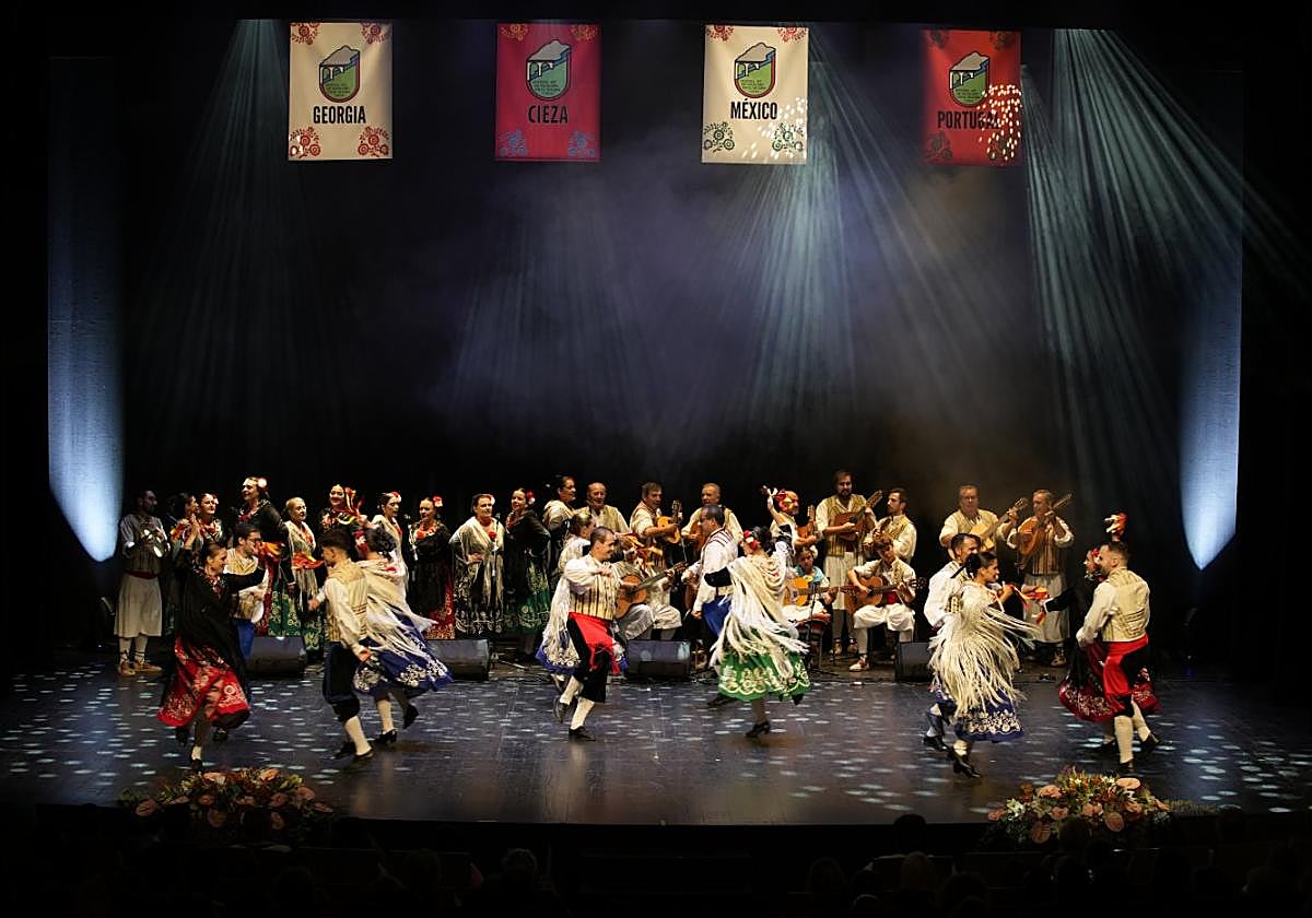 El Grupo de Coros y Danzas de Cieza forma parte de este festival.