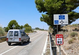 Un coche circula por la carretera N-342, a la altura del kilómetro 92.