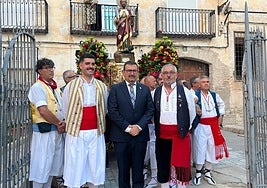 Samuel Buitrago, pregonero; Tomás Rubio, alcalde; y Cristóbal Herrera, presidente de la Hermandad de San Bartolomé, en Cieza.