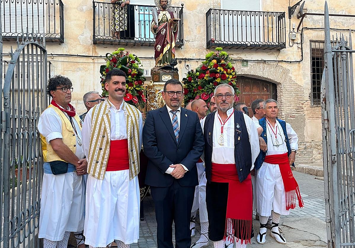 Samuel Buitrago, pregonero; Tomás Rubio, alcalde; y Cristóbal Herrera, presidente de la Hermandad de San Bartolomé, en Cieza.