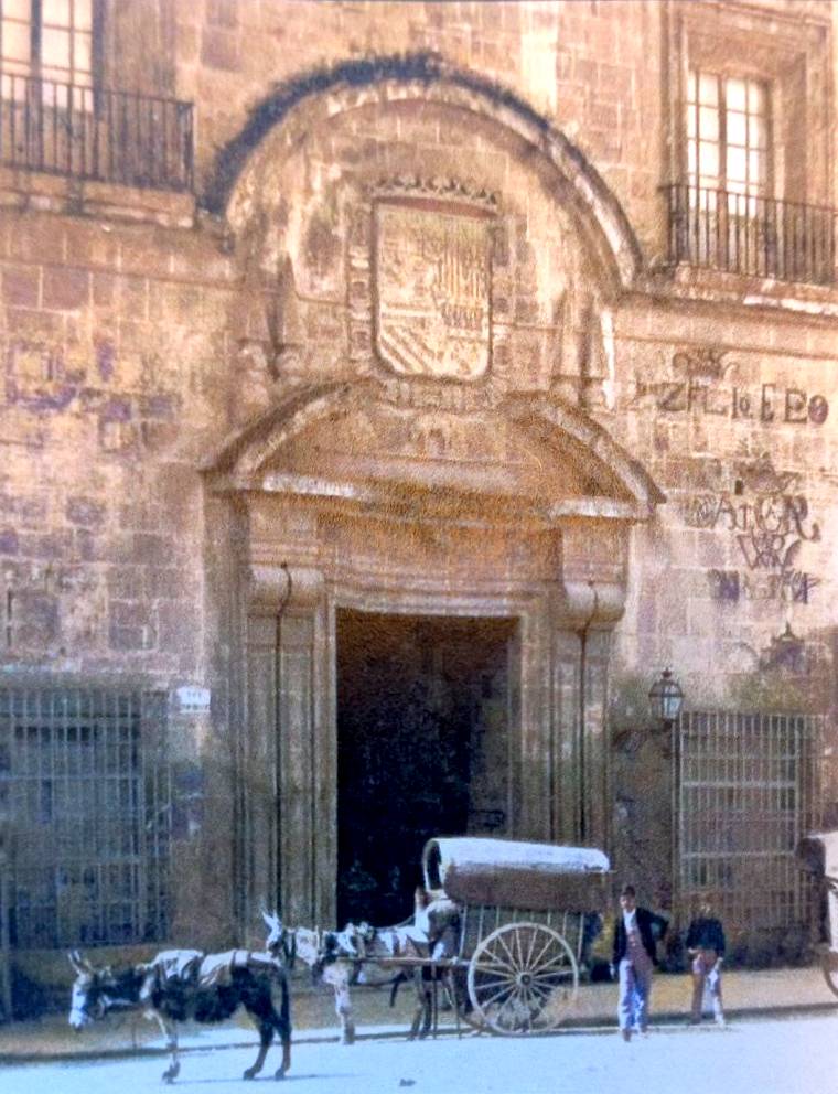 Imagen secundaria 2 - Arriba, la casa de la familia Stárico-Codorníu hacia 1920, en el lugar del convento de San Francisco. Abajo, 'El Contraste de la Seda' (1964), obra de Manuel Muñoz Barberán que recrea el edificio antes de la demolición de las arcadas. Y a la derecha, puerta principal del Contraste de la Seda.