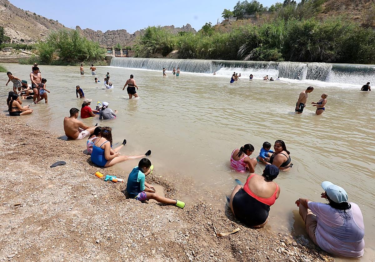 Bañistas en El Jarral (Abarán), este sábado, la jornada más calurosa hasta ahora de esta ola de calor en la Región de Murcia.