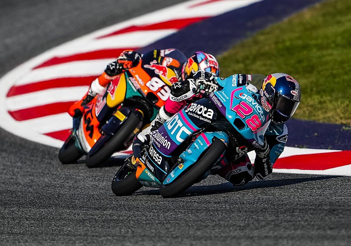 Máximo Quiles, por delante de Álvaro Carpe, en el Gran Premio de Austria.