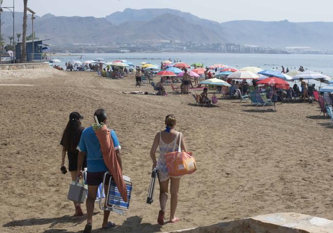 Playas llenas para escapar de la alerta roja del interior.