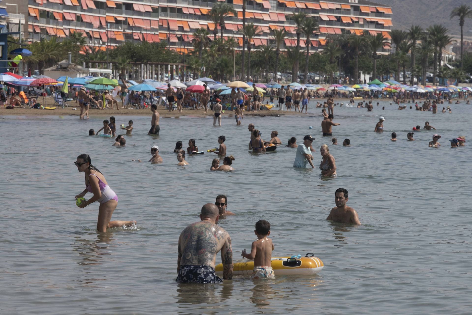 En imágenes, las playas de la Región de Murcia se llenan en el peor día de la ola de calor