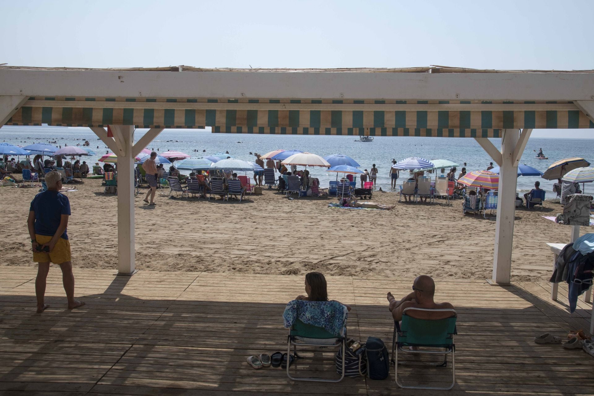 En imágenes, las playas de la Región de Murcia se llenan en el peor día de la ola de calor