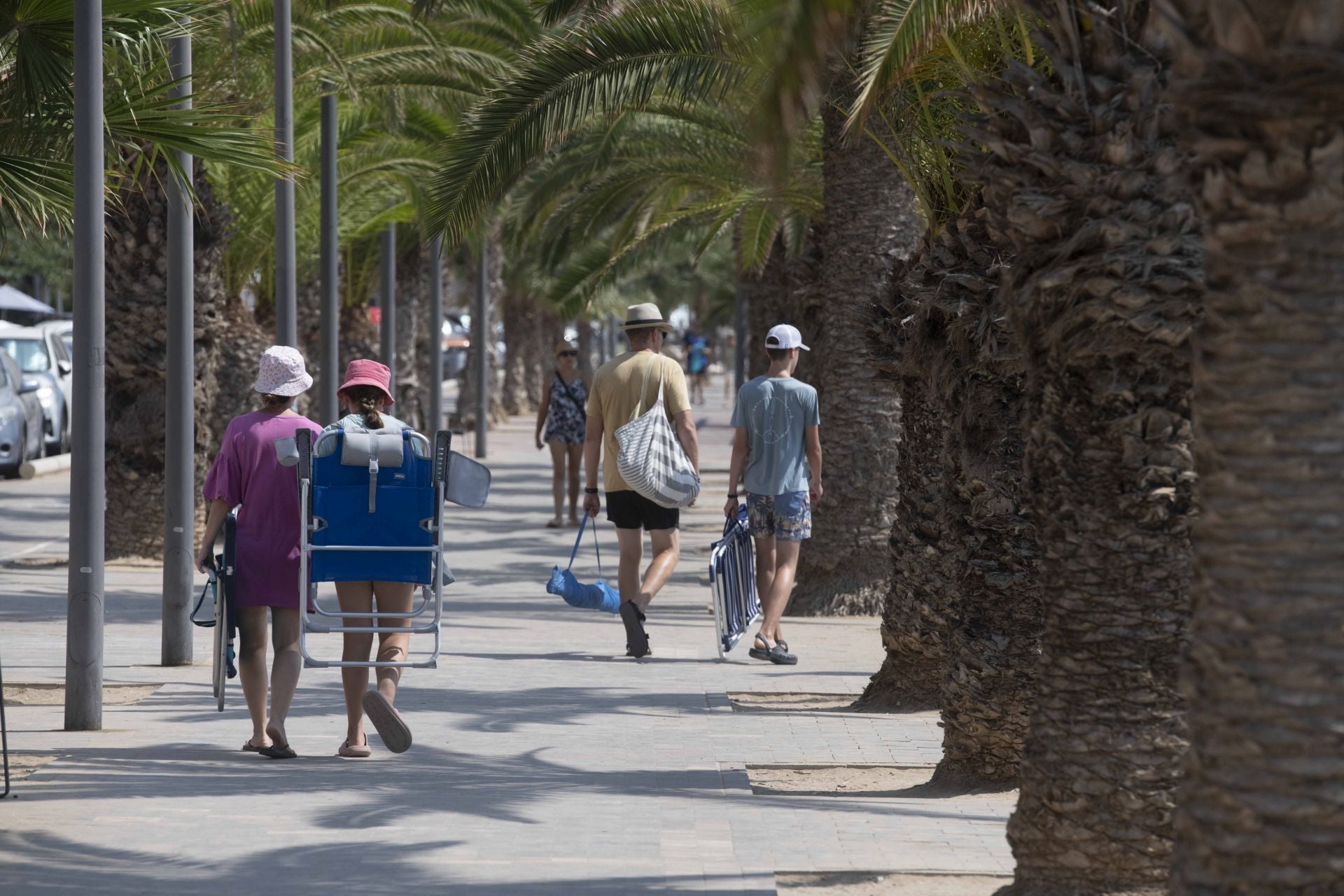En imágenes, las playas de la Región de Murcia se llenan en el peor día de la ola de calor