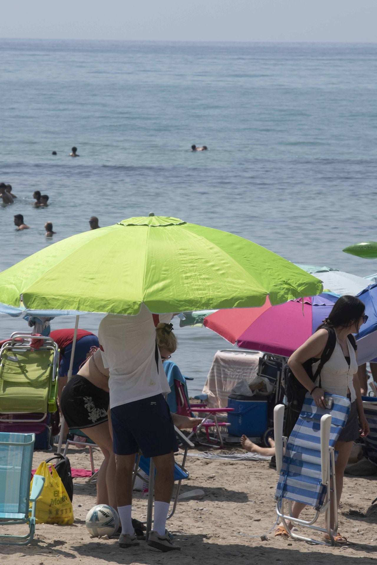 En imágenes, las playas de la Región de Murcia se llenan en el peor día de la ola de calor