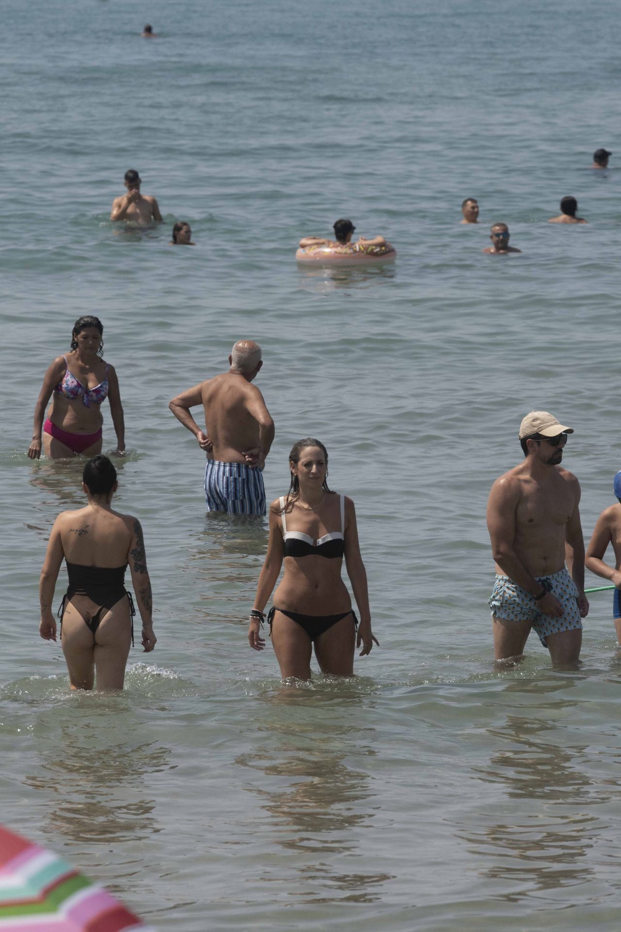 En imágenes, las playas de la Región de Murcia se llenan en el peor día de la ola de calor
