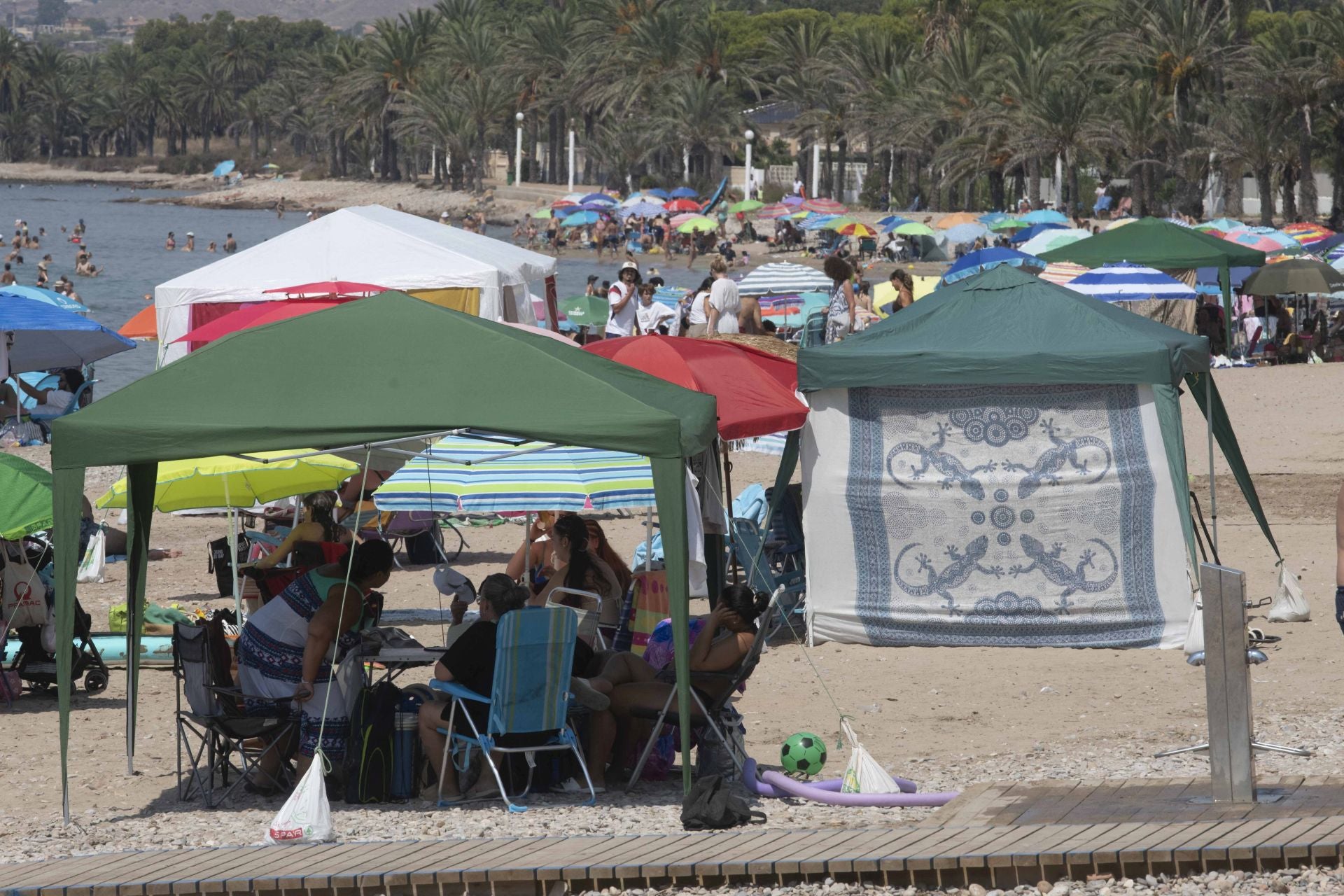 En imágenes, las playas de la Región de Murcia se llenan en el peor día de la ola de calor