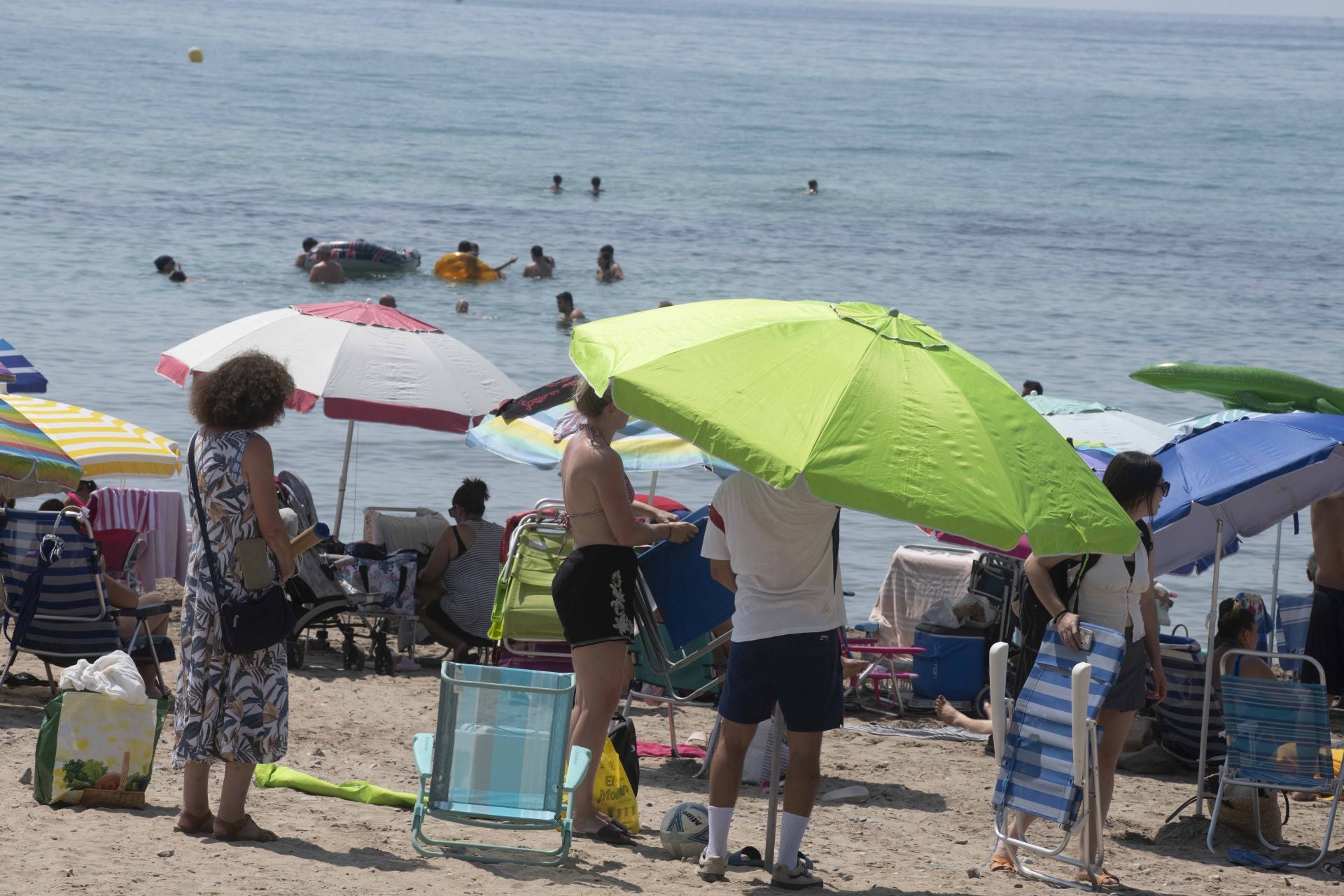 En imágenes, las playas de la Región de Murcia se llenan en el peor día de la ola de calor