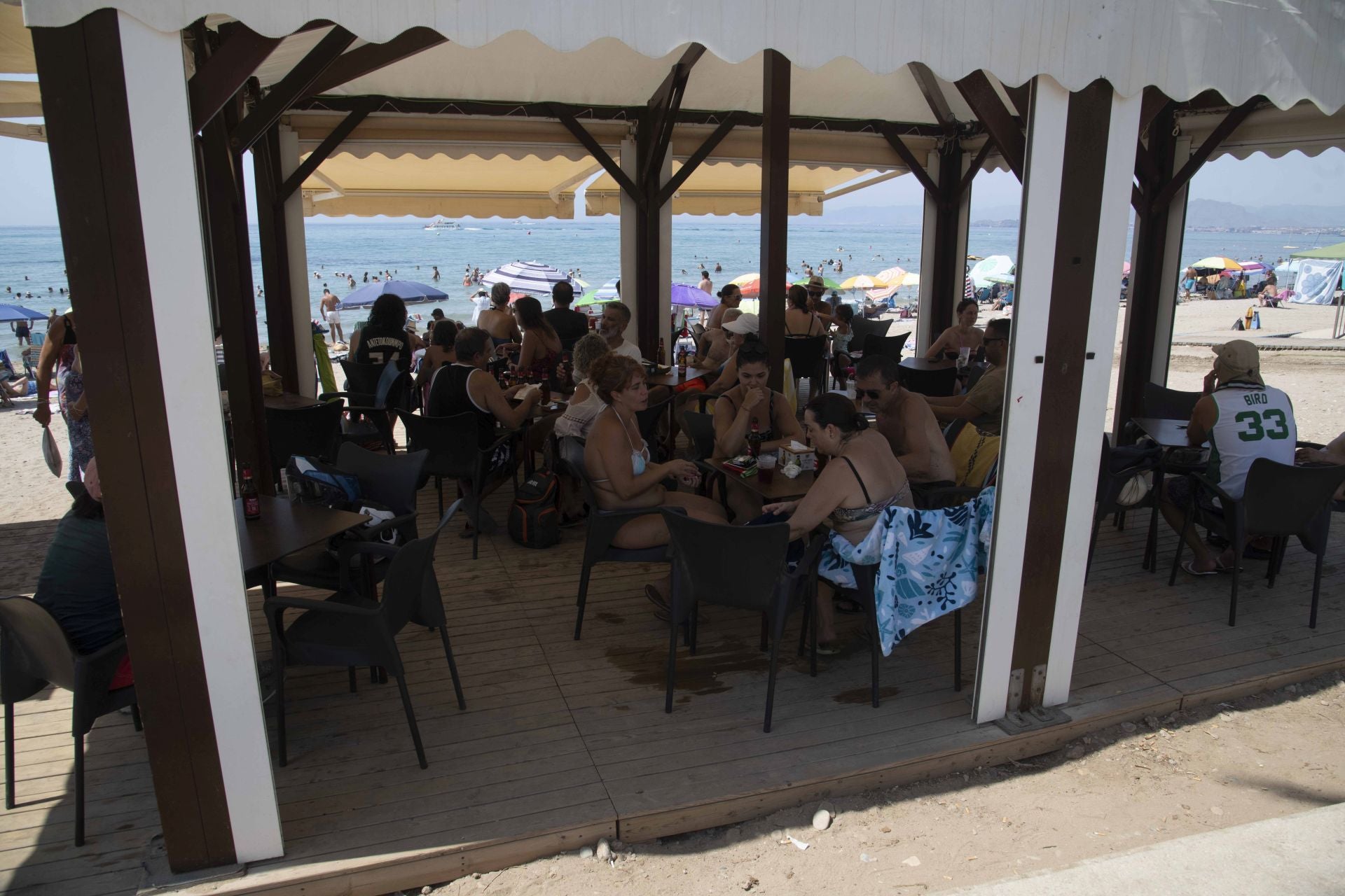 En imágenes, las playas de la Región de Murcia se llenan en el peor día de la ola de calor