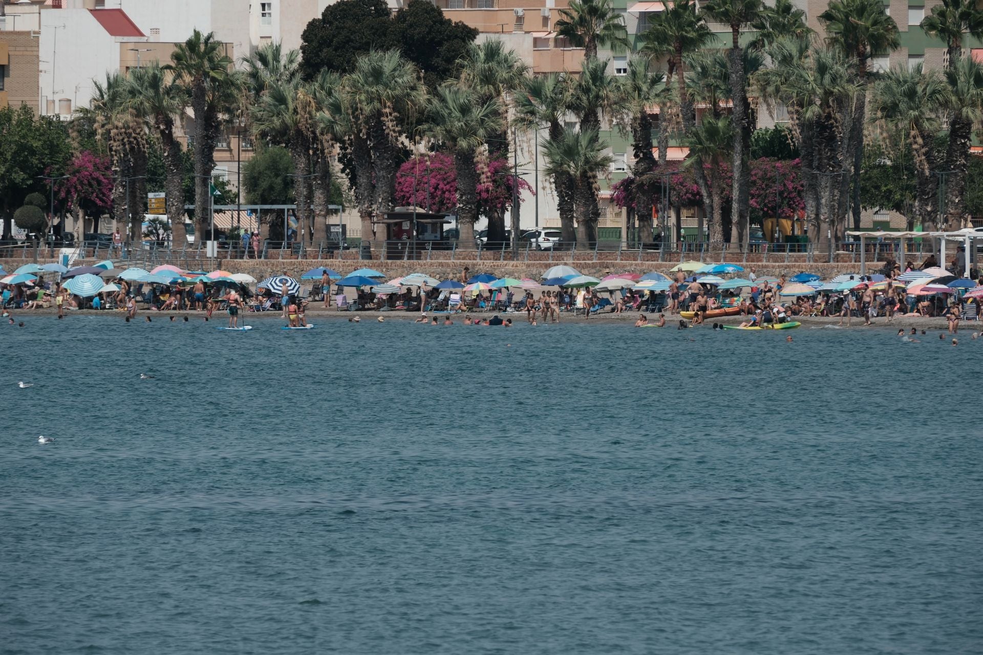 En imágenes, las playas de la Región de Murcia se llenan en el peor día de la ola de calor