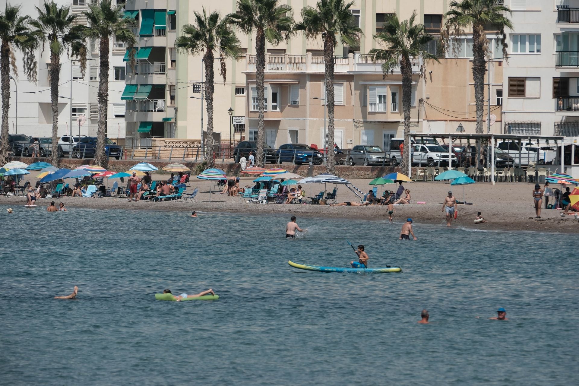 En imágenes, las playas de la Región de Murcia se llenan en el peor día de la ola de calor