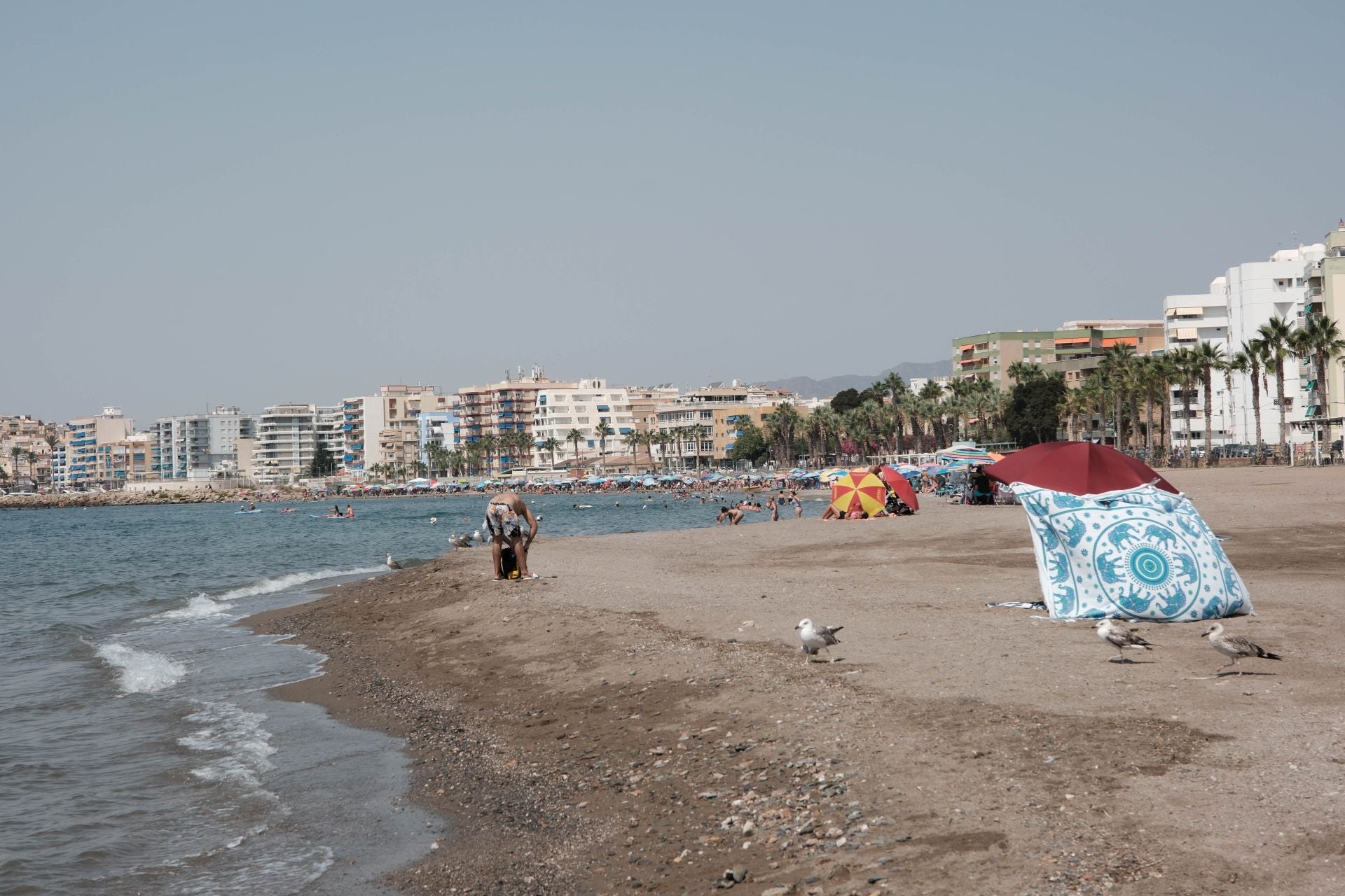 En imágenes, las playas de la Región de Murcia se llenan en el peor día de la ola de calor