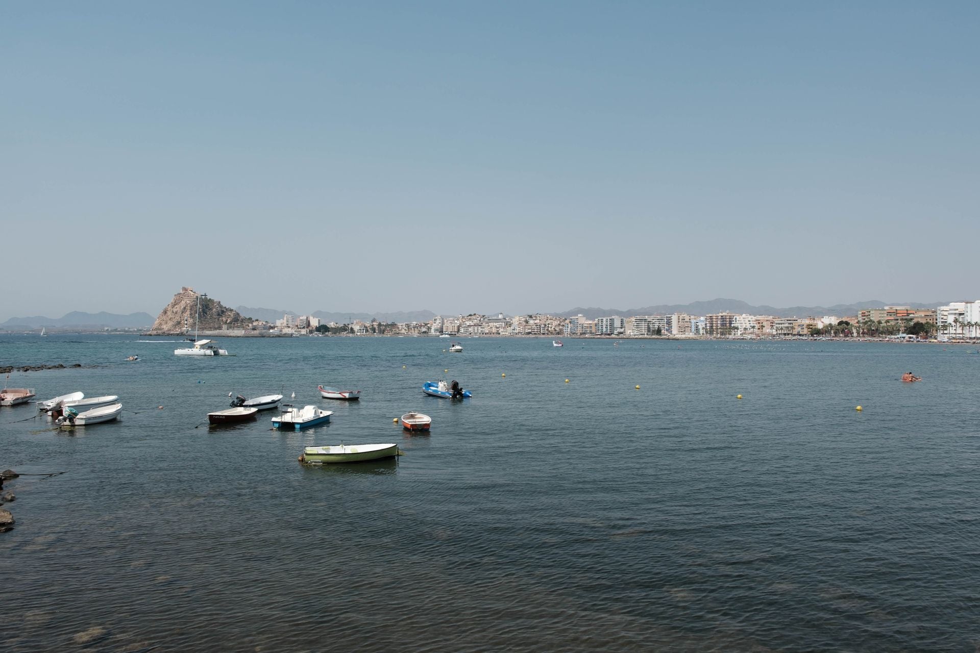 En imágenes, las playas de la Región de Murcia se llenan en el peor día de la ola de calor