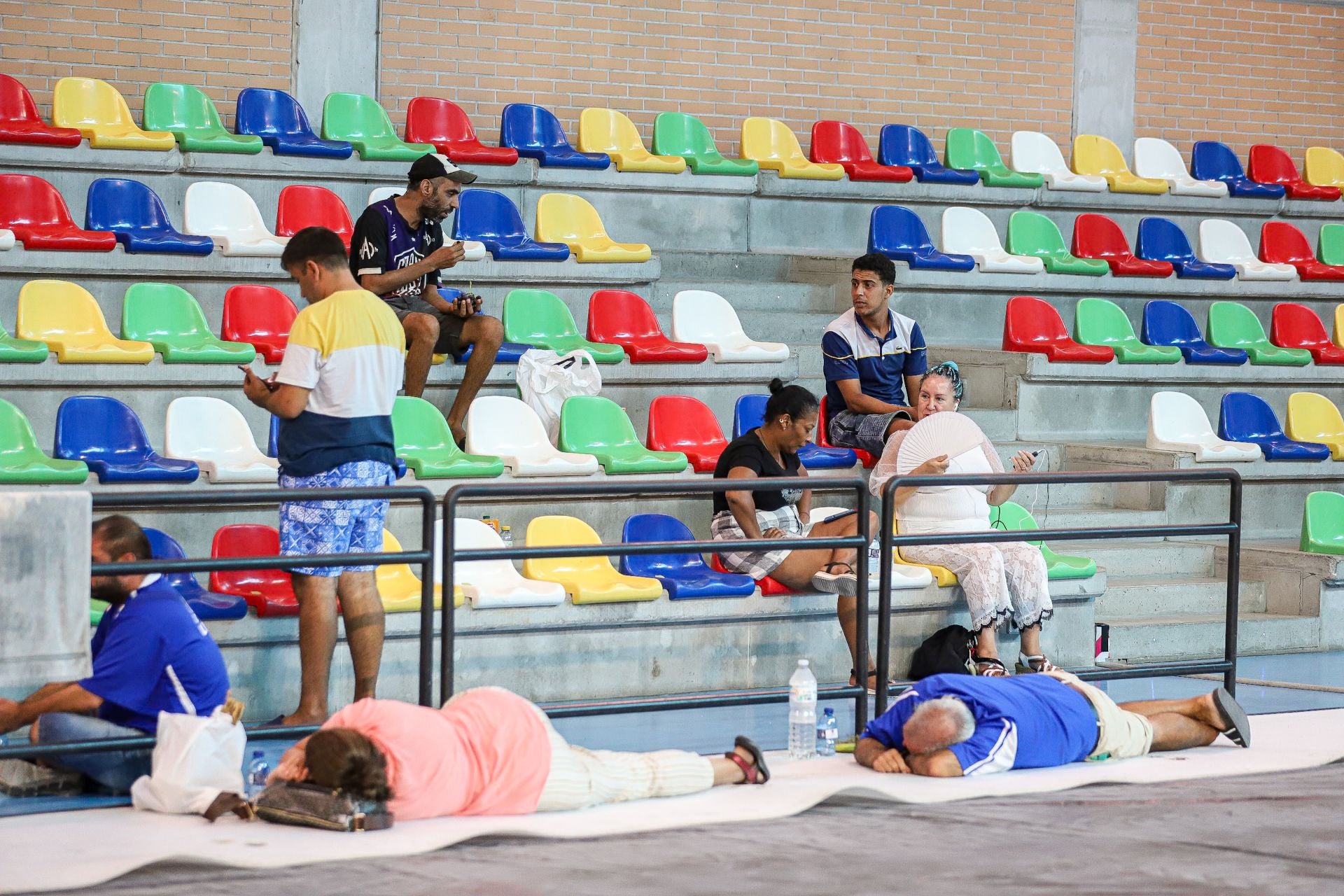 En imágenes, Murcia sufre la alerta roja por calor y el pabellón Cagigal se habilita como refugio climático
