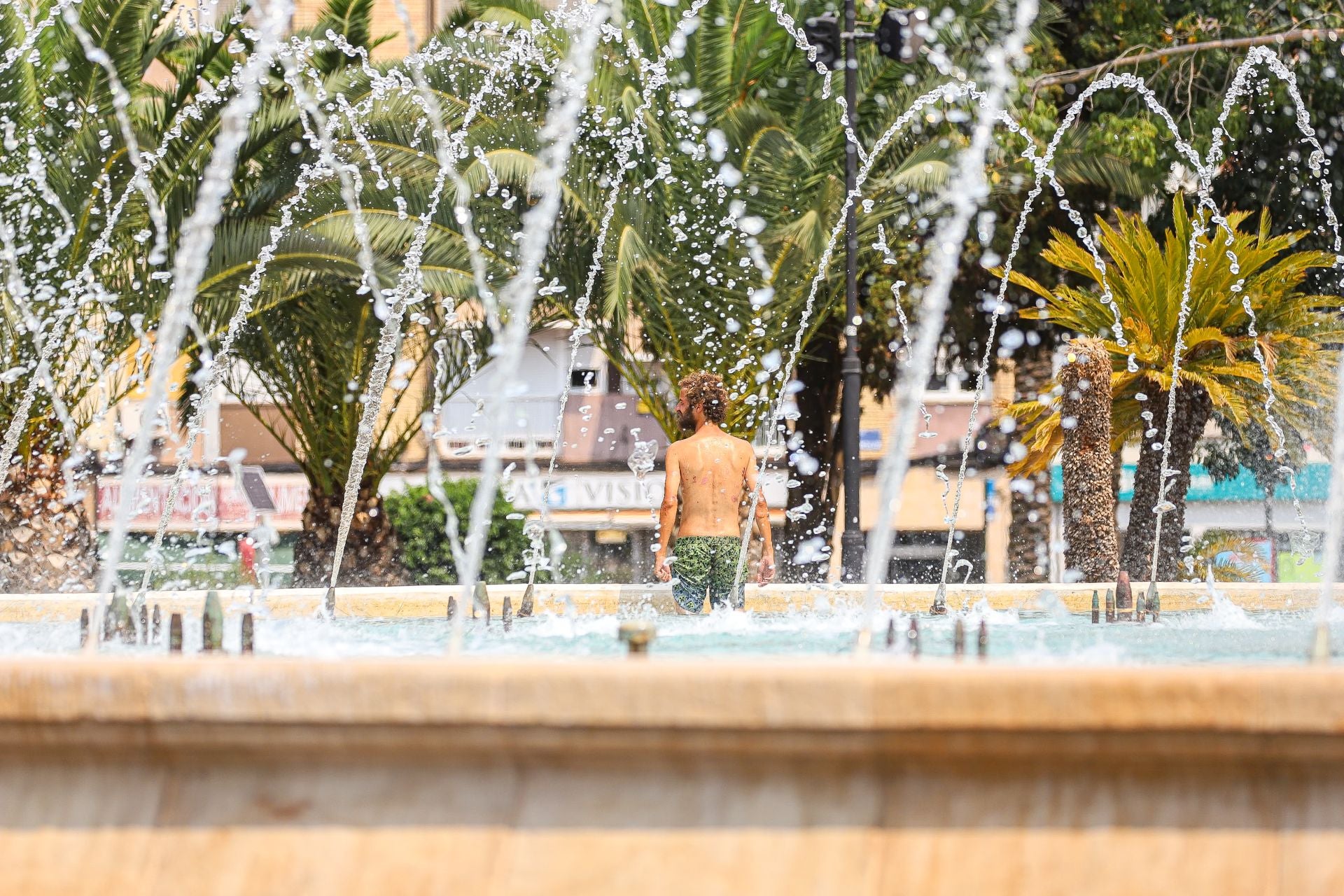 En imágenes, Murcia sufre la alerta roja por calor y el pabellón Cagigal se habilita como refugio climático