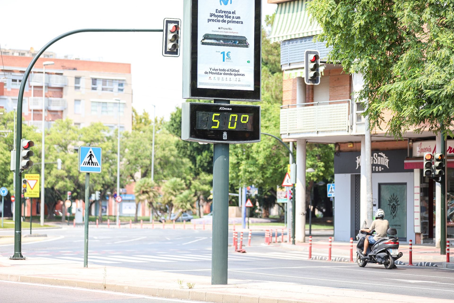 En imágenes, Murcia sufre la alerta roja por calor y el pabellón Cagigal se habilita como refugio climático
