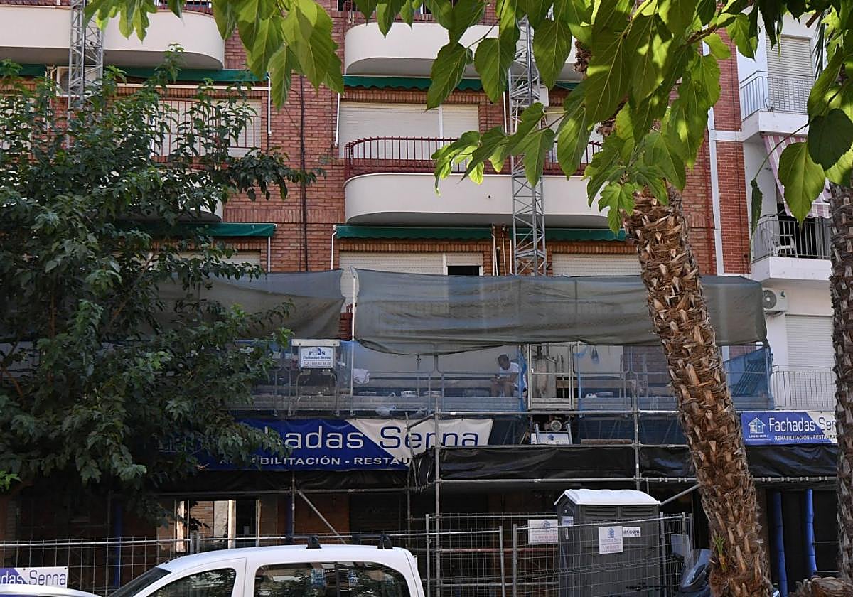 Fachada de un edificio que está siendo restaurada en la capital murciana durante este verano.