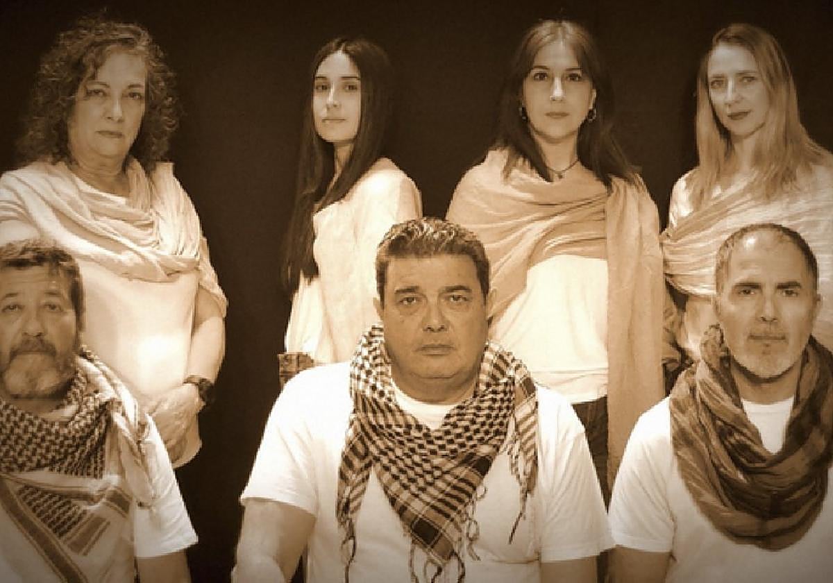 Actores del grupo de teatro San Javier que ponen este lunes en escena la versión de 'La canción de los ausentes', de José Antonio Navas.