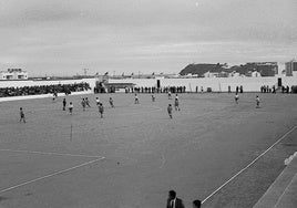 Una imagen del Bala Azul-Torrevieja jugado el 14 de diciembre de 1975.