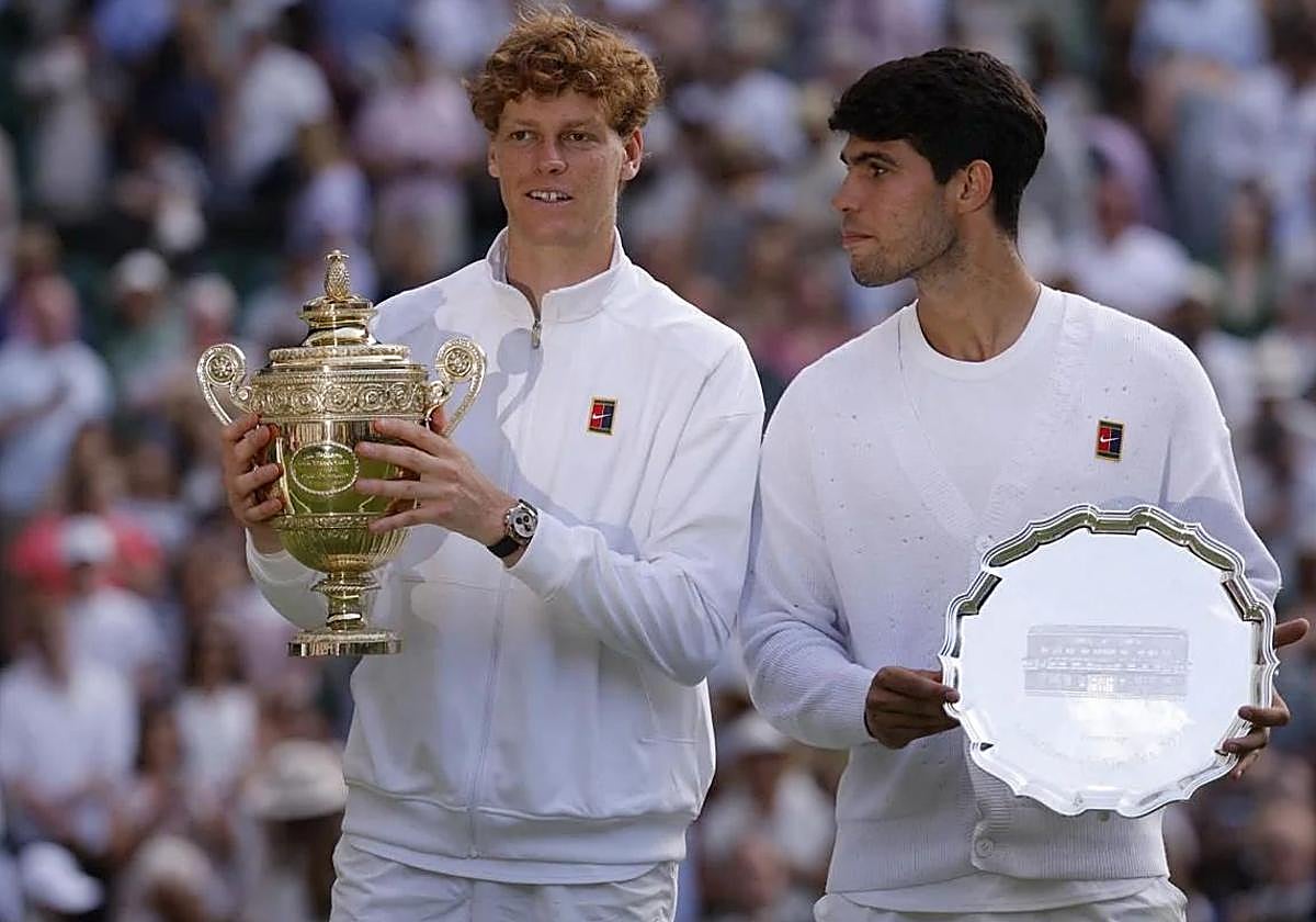 Jannik Sinner y Carlos Alcaraz, tras la última final de Wimbledon que disputaron este año y que cayó del lado del italiano.