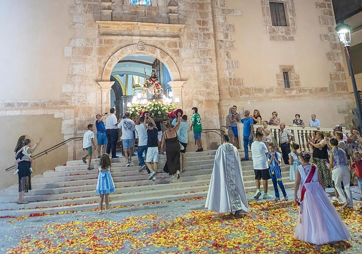 Entrada de San Roque a la iglesia, este sábado.