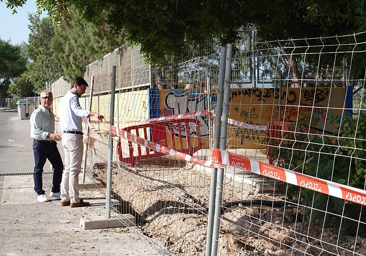 El concejal Nacho Jáudenes, junto al presidente de la asociación de vecinos, Miguel Carmona.