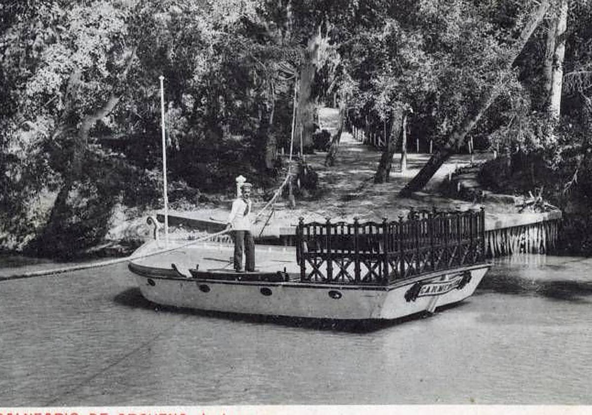 Imagen principal - Arriba, barquero en el balneario de Archena con la barca 'Carmencita', en 1919. Abajo, a la izquierda, hoteles Balneario y Victoria, en Fortuna-Leana (1950). A la derecha, vista parcial del balneario de Archena en 1915. 