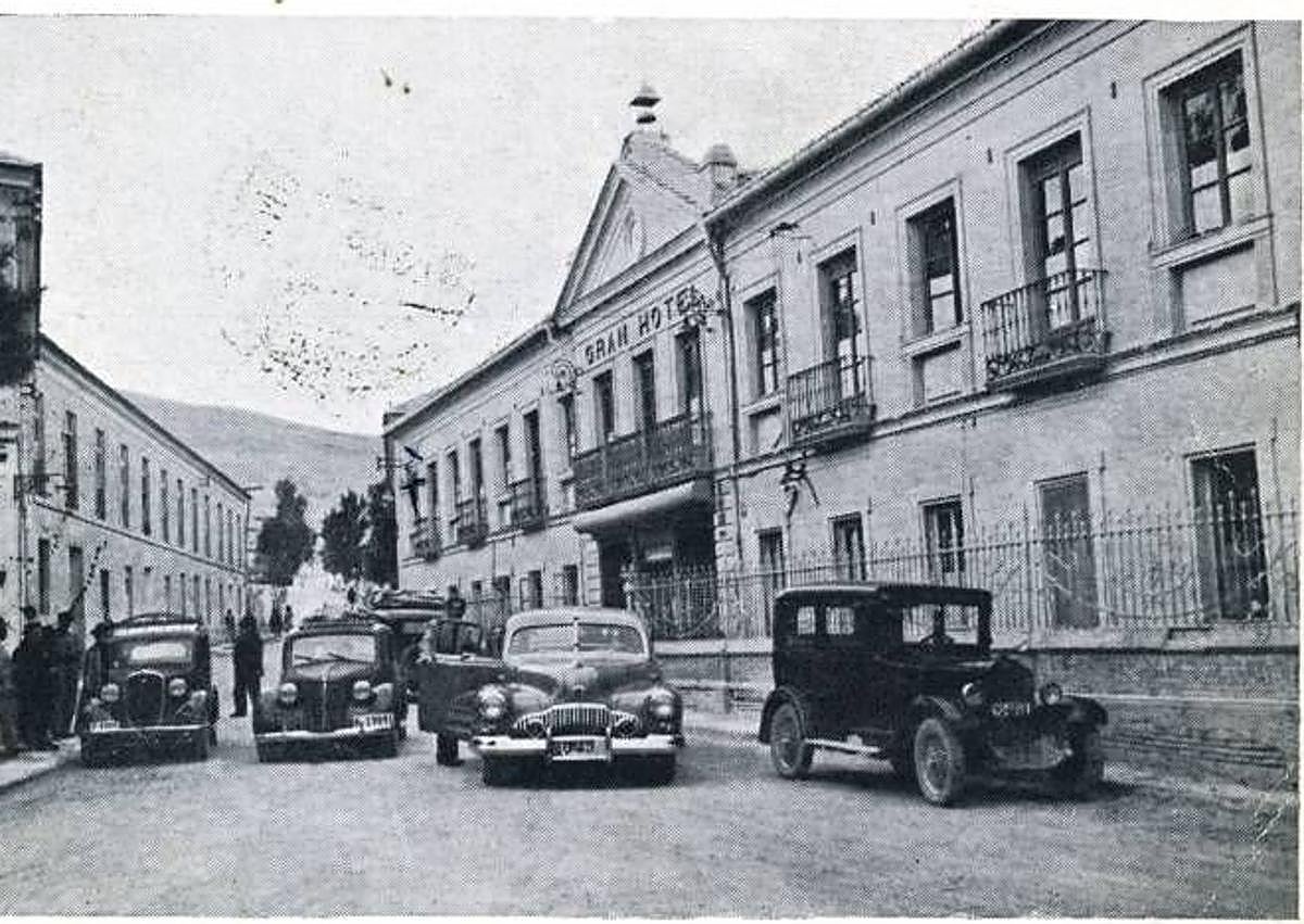 Imagen secundaria 1 - Arriba, barquero en el balneario de Archena con la barca 'Carmencita', en 1919. Abajo, a la izquierda, hoteles Balneario y Victoria, en Fortuna-Leana (1950). A la derecha, vista parcial del balneario de Archena en 1915. 
