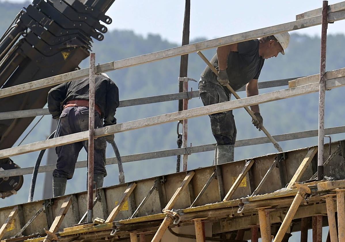 Trabajadores de la construcción, durante su jornada laboral, en una imagen de archivo.