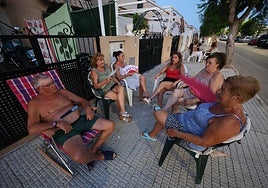 Familiares y amigos a las puertas de sus casas en Los Alcázares, días atrás al anochecer.